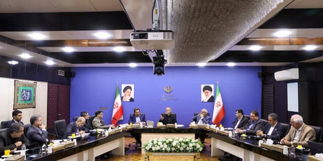 پزشکیان: در تهران و فلات مرکزی ایران نباید مجوز هیچ صنعت آببری داده شود