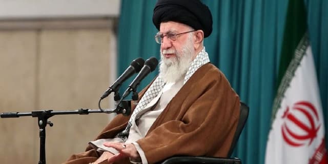 رهبرانقلاب: مرحومآقای نائینی یک فقیه استثنائی و استوانه رفیع حوزه کهن نجف است