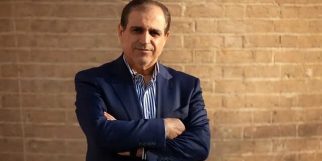 مهدی رحمانیان: از خبرنگارها میخواهند با دستان بسته در استخر شنا کنند