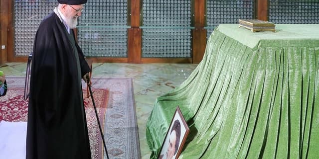آغاز جشن پیروزی انقلاب اسلامی با حضور رهبر انقلاب در حرم مطهر امام (ره)